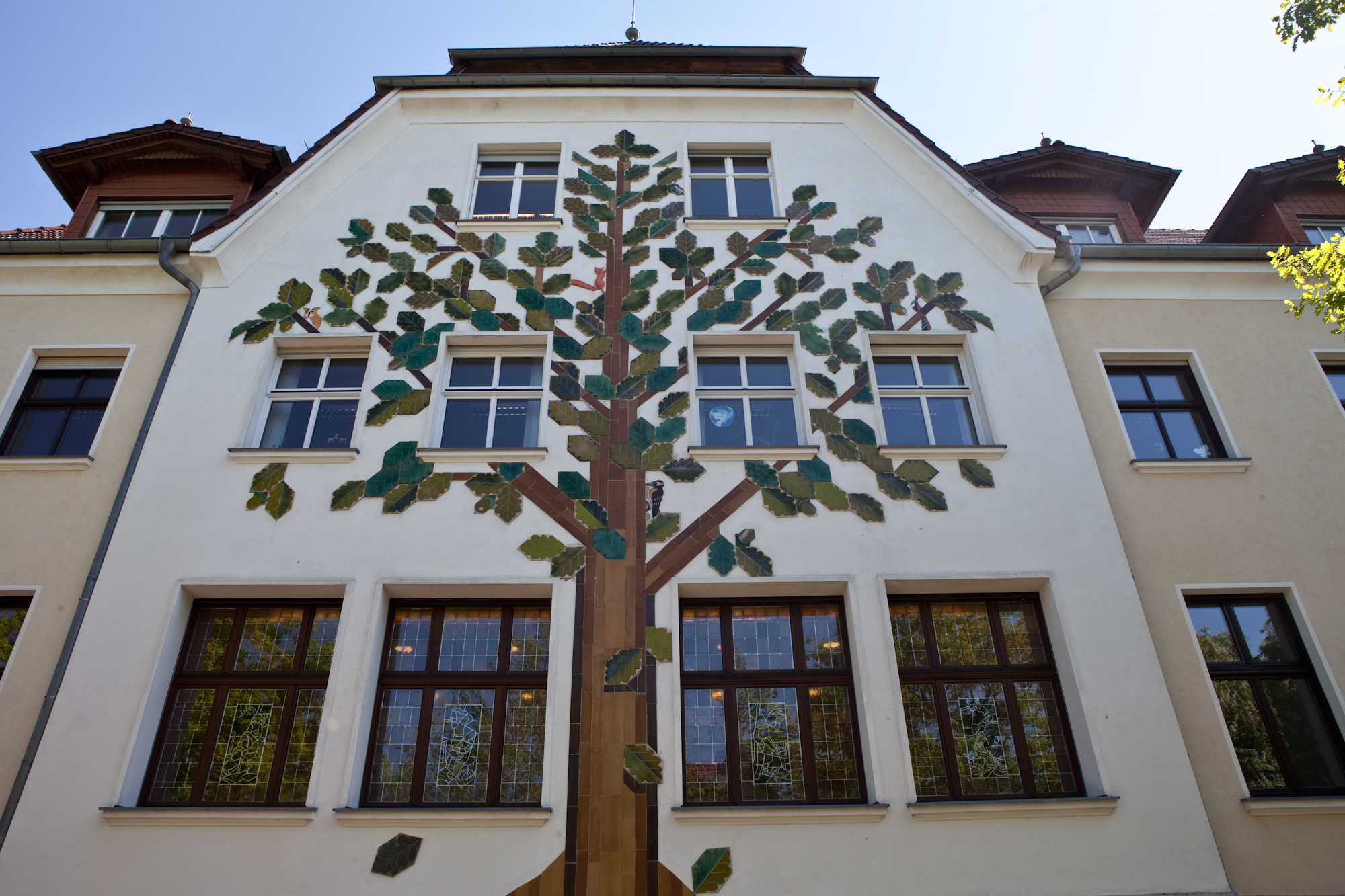 Fassadenansicht eines historischen Bürogebäudes mit Malerei