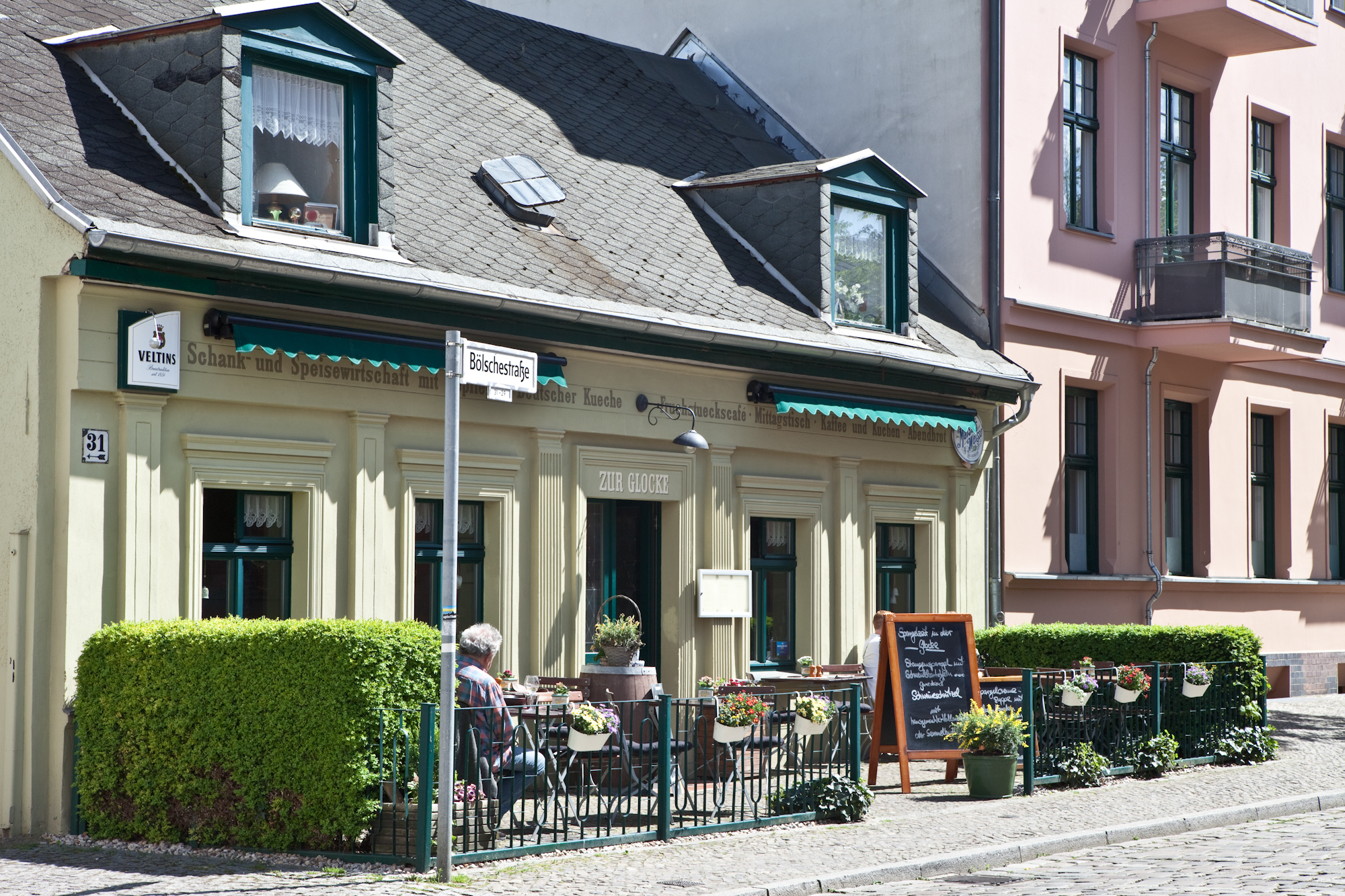 Außenansicht eines Bürogebäudes mit Garten – Firmengebäude.